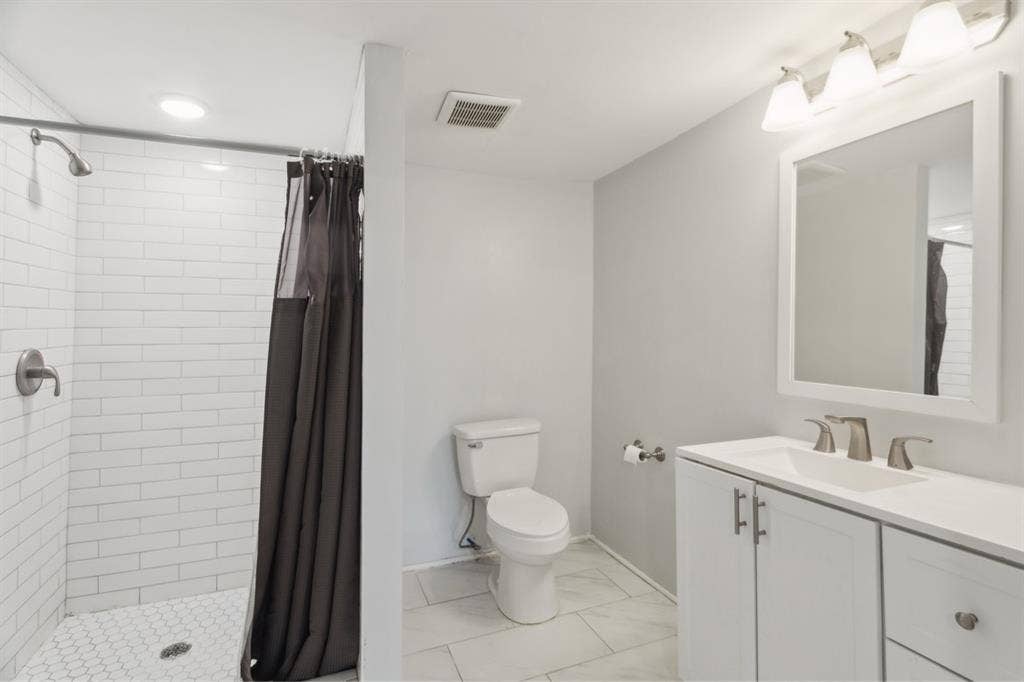 2 rooms available in Mid-city