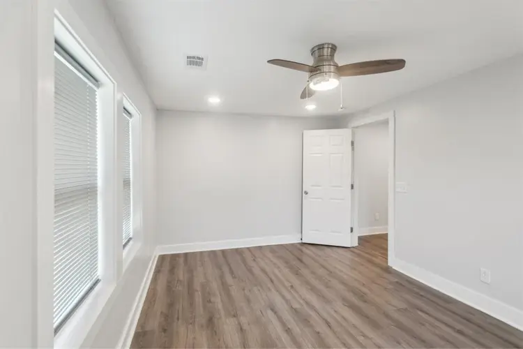 2 rooms available in Mid-city