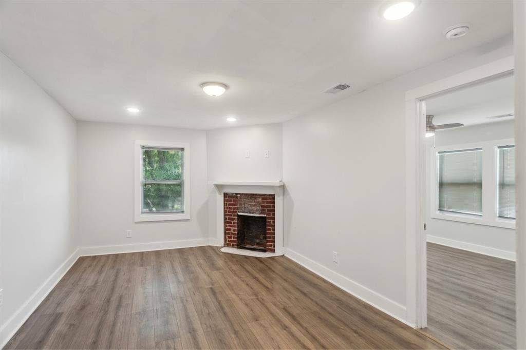 2 rooms available in Mid-city