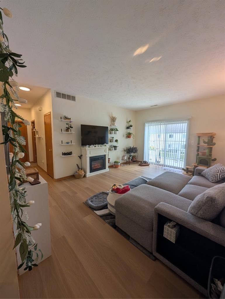 Bright & Cozy Private Room + Bath