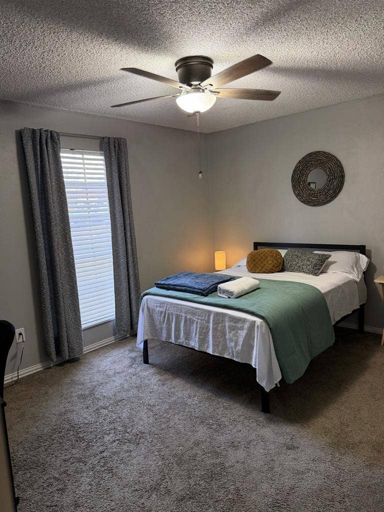 Spacious room in Central Arlingtonn