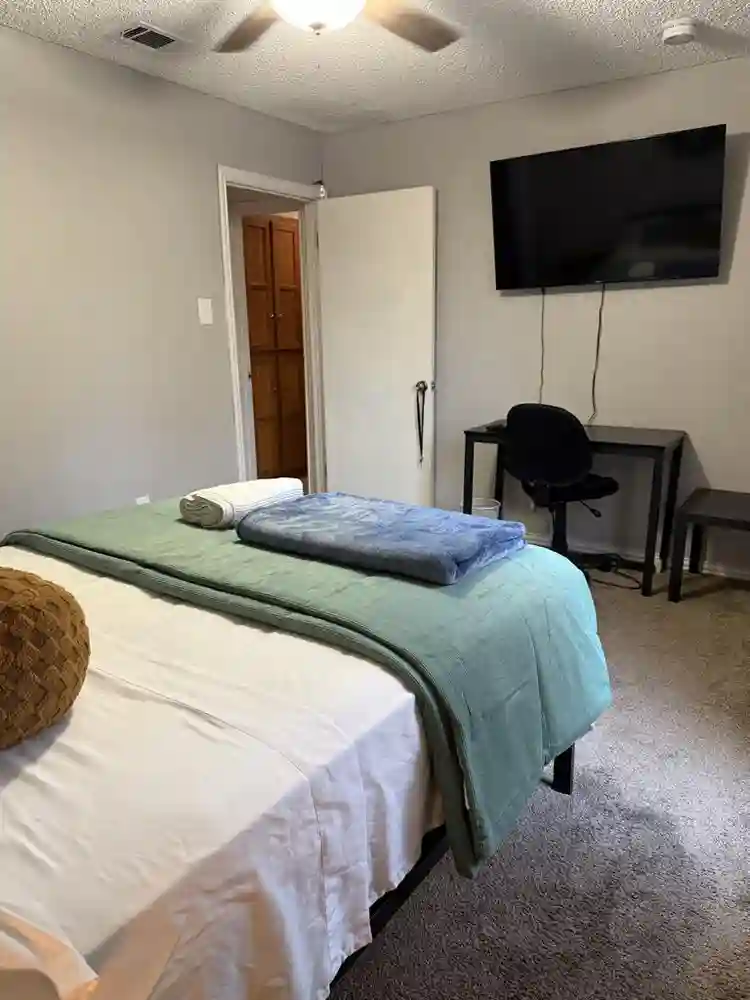 Spacious room in Central Arlingtonn