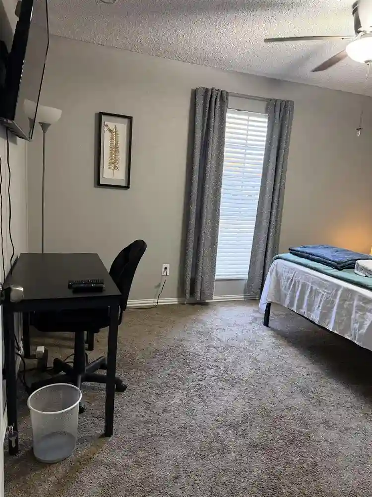 Spacious room in Central Arlingtonn