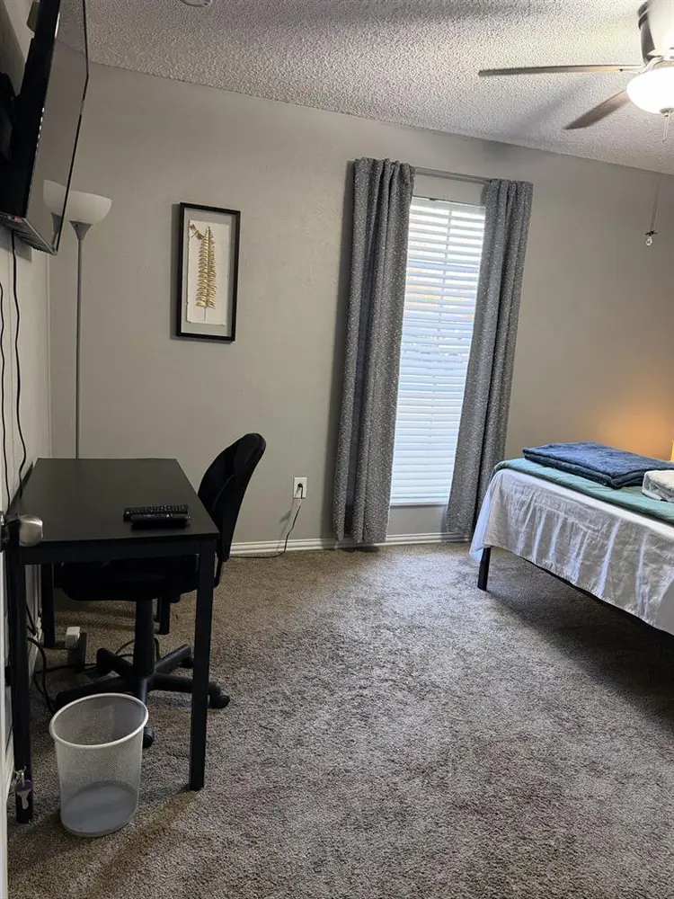 Spacious room in Central Arlingtonn