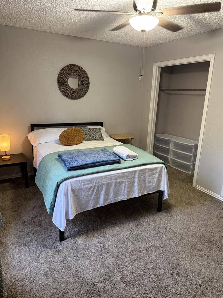 Spacious room in Central Arlingtonn