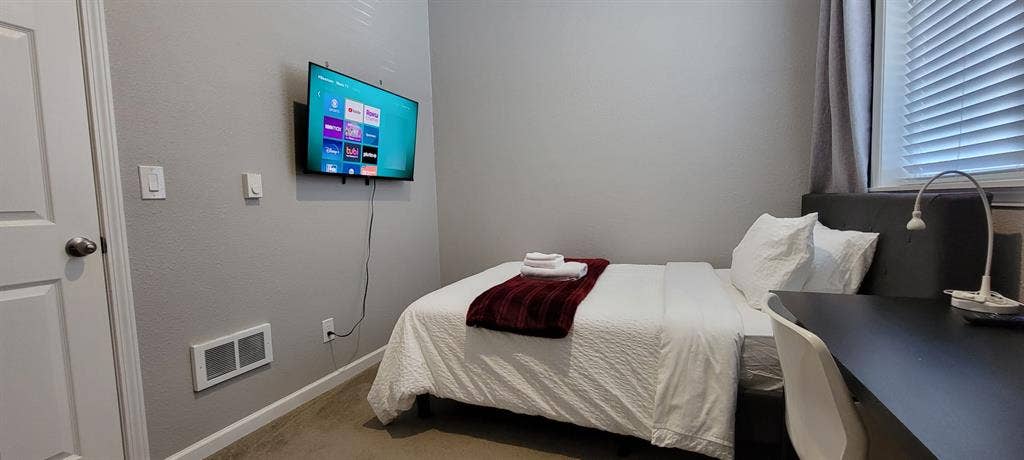 Private Bedroom L - Utilities Inc