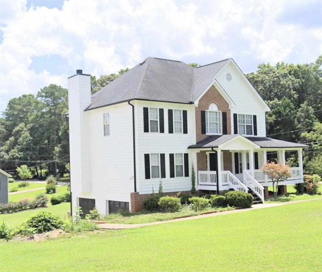 Clean quiet huge estate home!