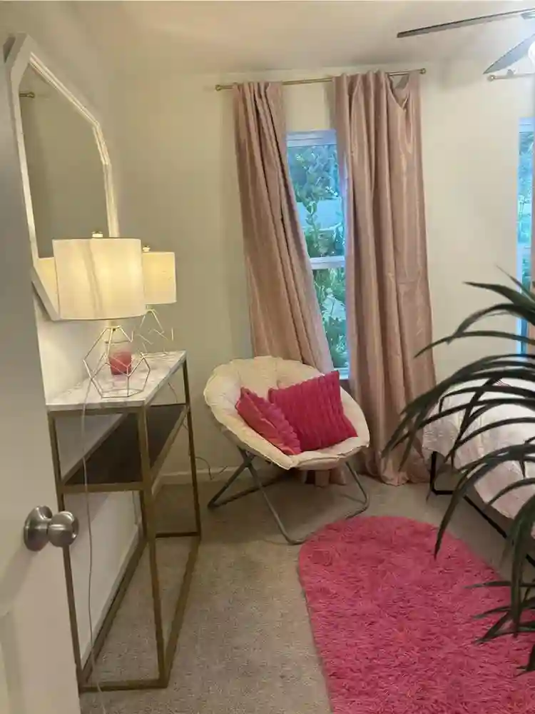 Sheek cottage in the suburbs