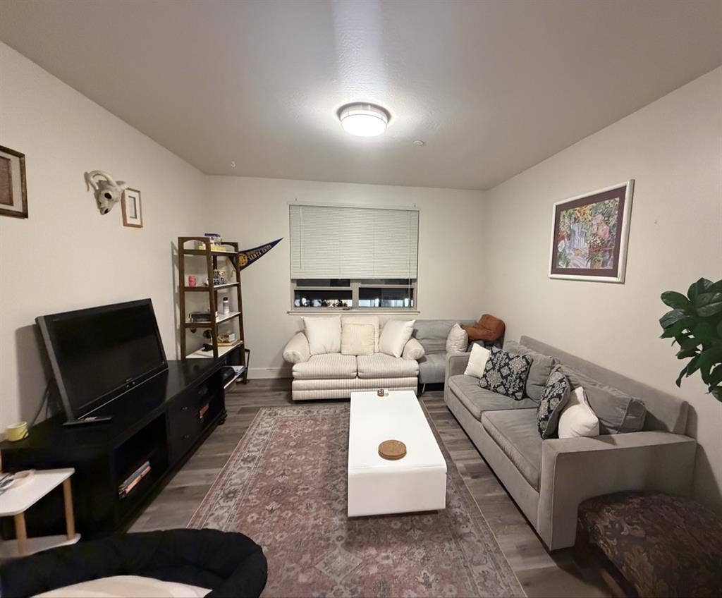 Looking for female roommate