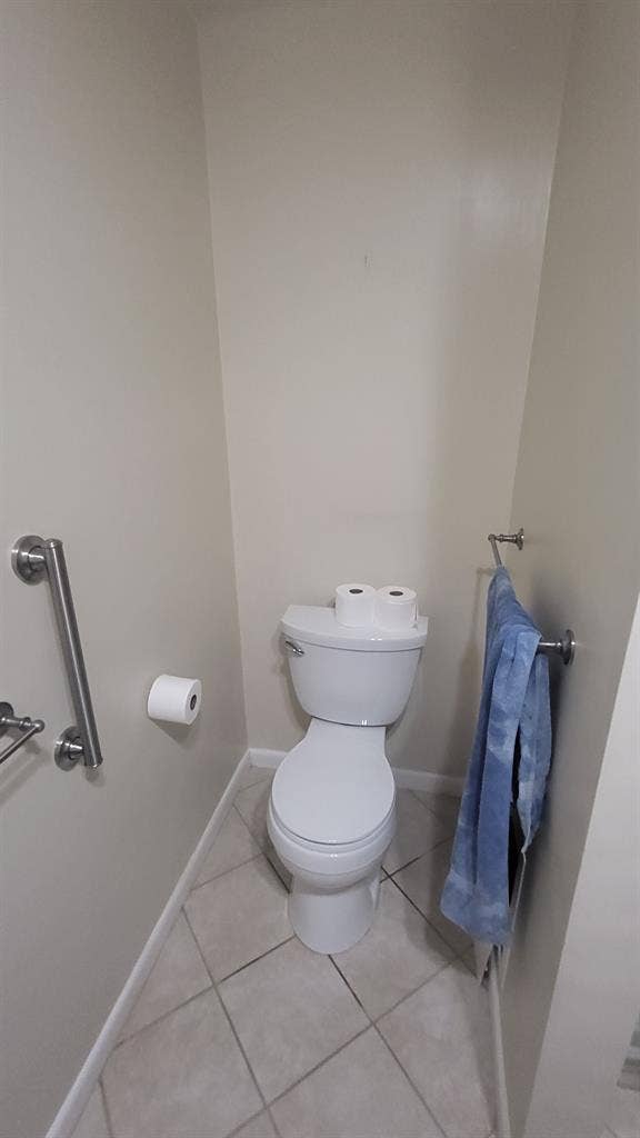 Room w/ king bed and bath for rent