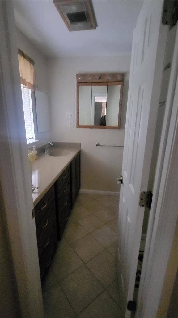 Room w/ king bed and bath for rent