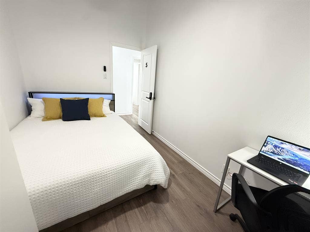 Private Room in Clean Serene House