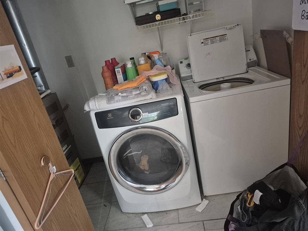 Looking for 2-3 roommates