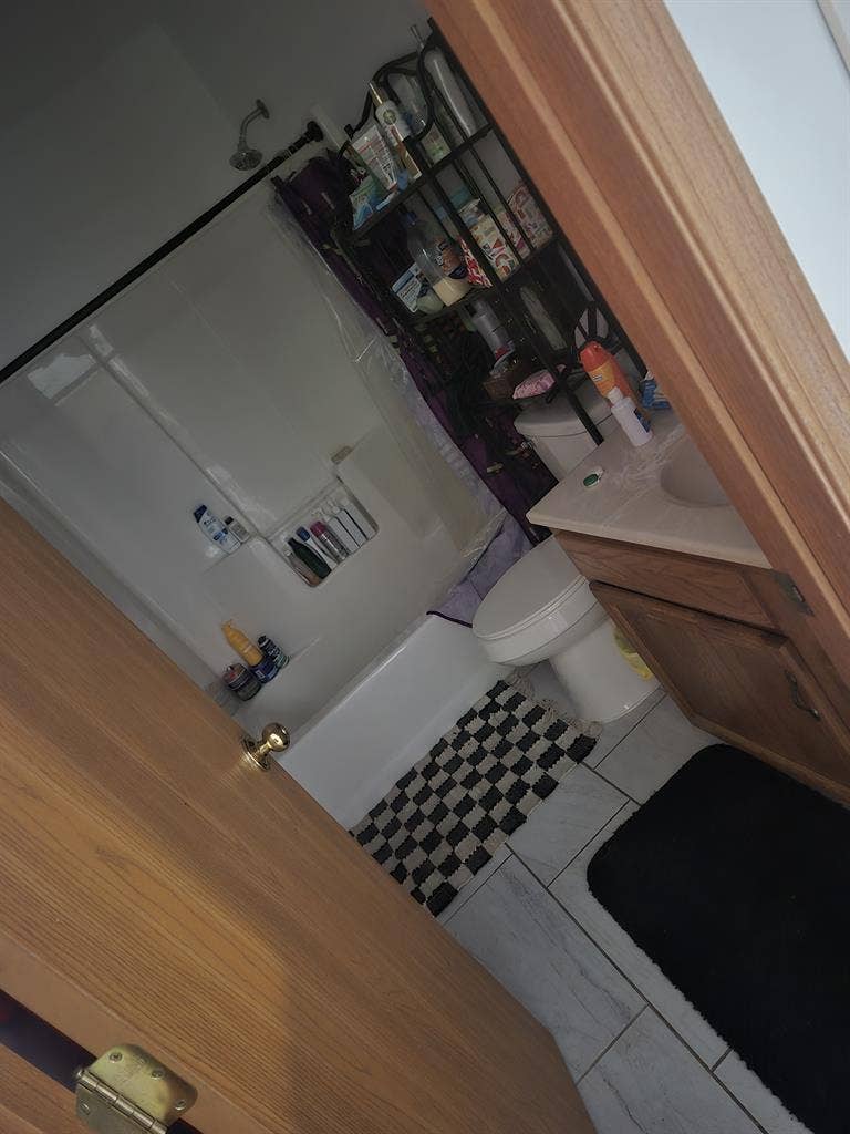 Looking for 2-3 roommates