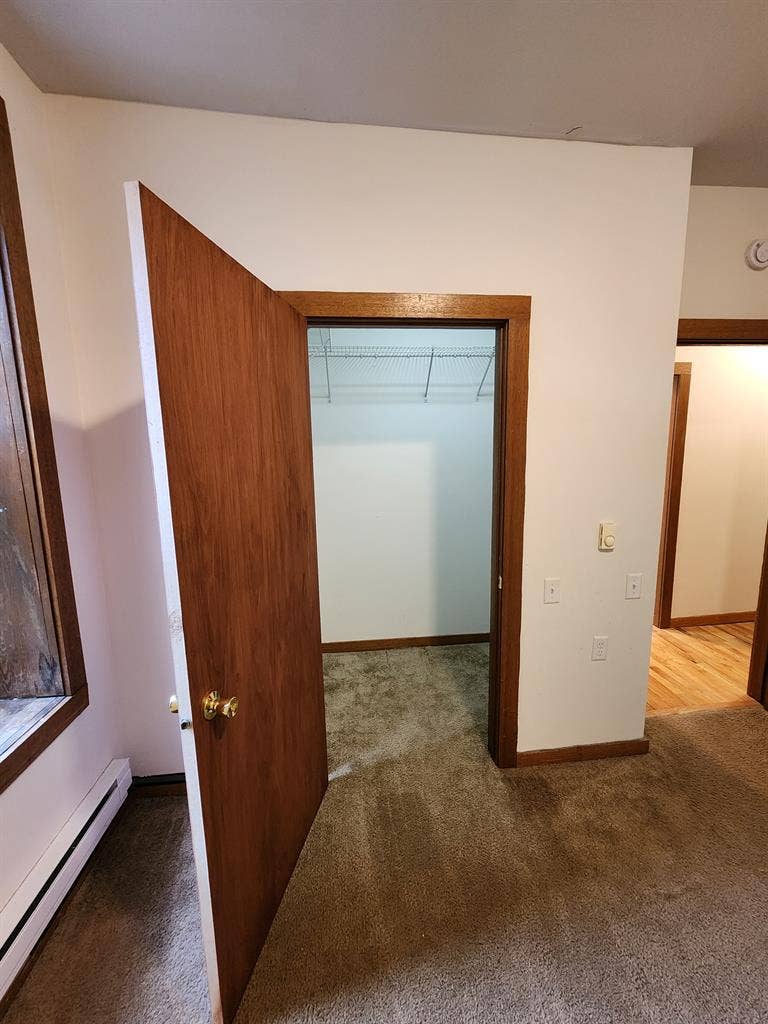 Looking For Roommate