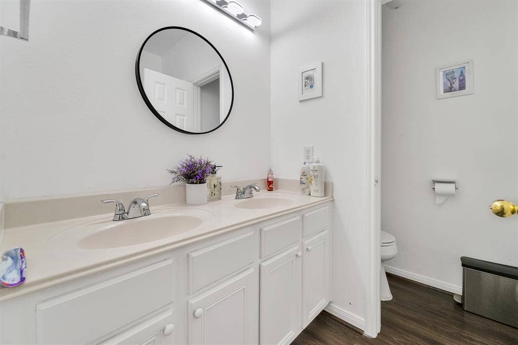 Shared Room Available-Bellaire area