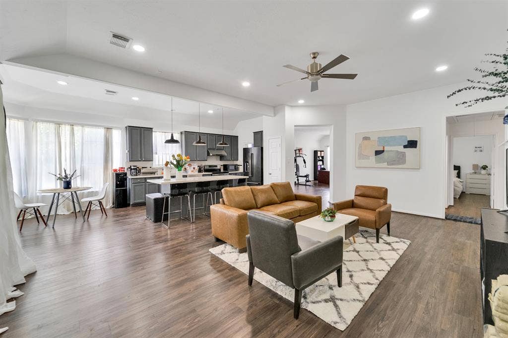 Shared Room Available-Bellaire area