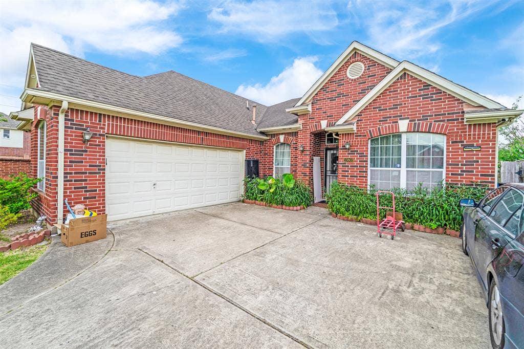 Shared Room Available-Bellaire area