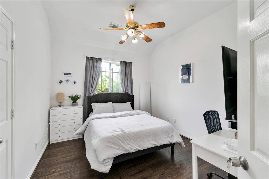 Shared Room Available-Bellaire area