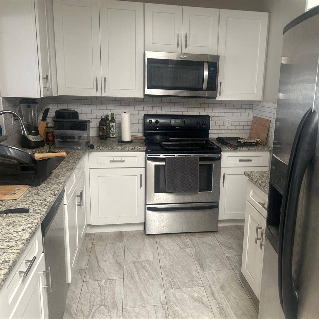 House with 3 guys. Move Nov/Dec.