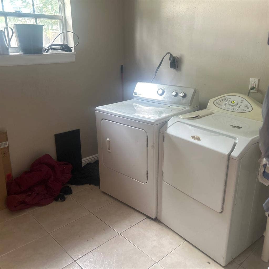 House with 3 guys. Move Nov/Dec.