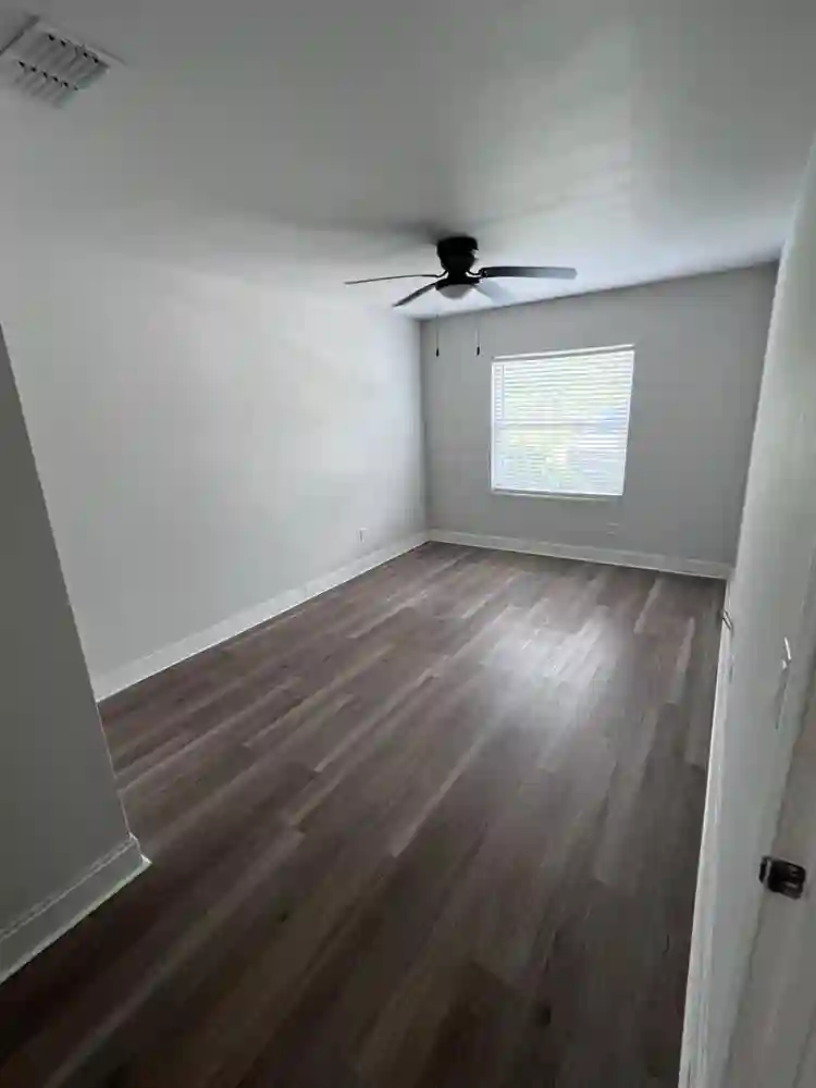3 Bedroom (Free Wi-Fi) & No Deposit