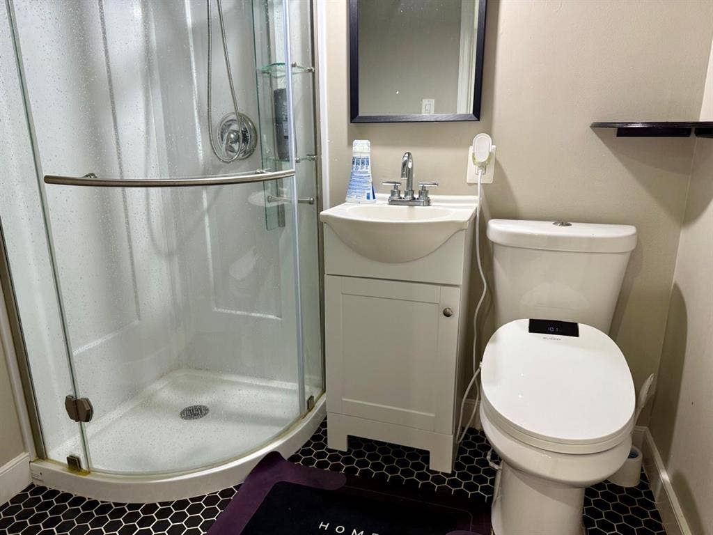 Basement en-suite- on 6th PL NE