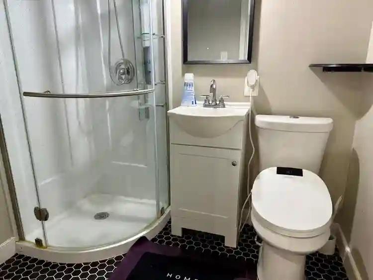 Basement en-suite- on 6th PL NE