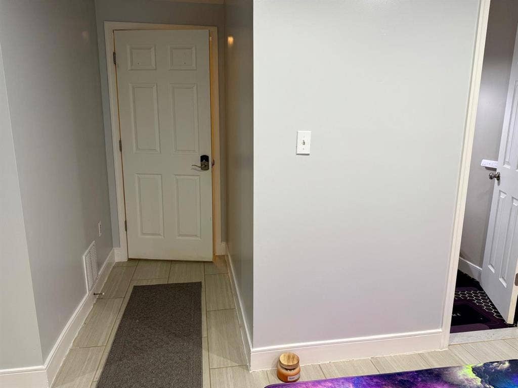 Basement en-suite- on 6th PL NE