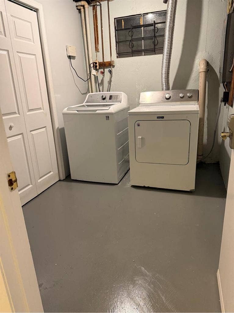 Basement en-suite- on 6th PL NE