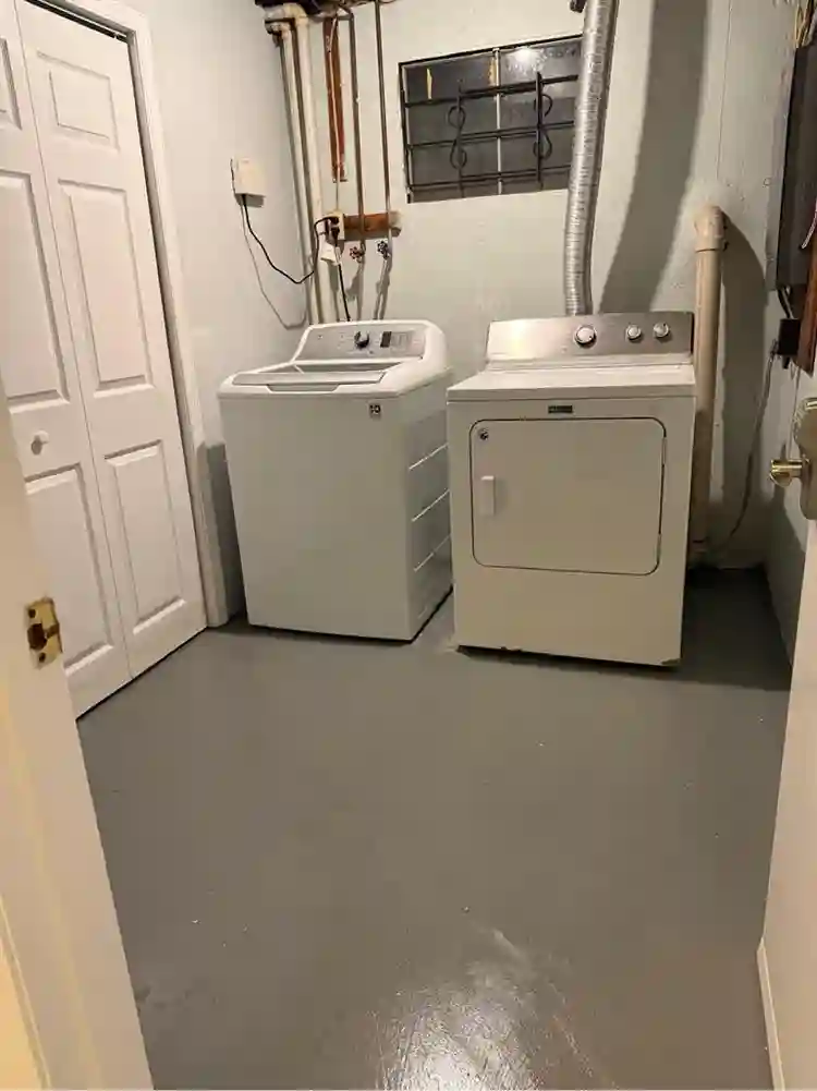 Basement en-suite- on 6th PL NE
