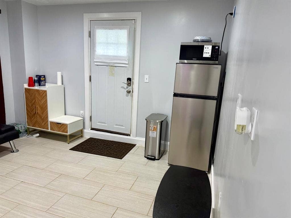 Basement en-suite- on 6th PL NE