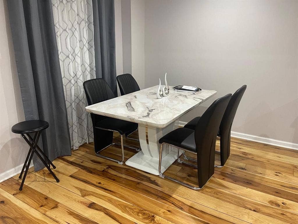 Basement en-suite- on 6th PL NE
