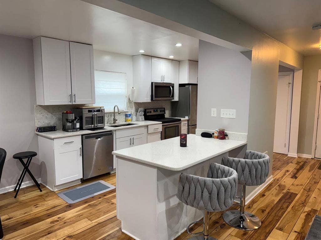 Basement en-suite- on 6th PL NE
