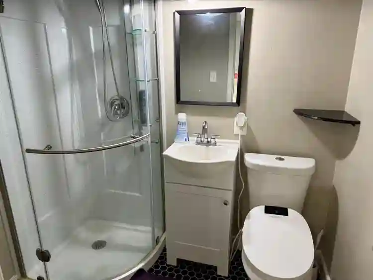 Basement en-suite- on 6th PL NE