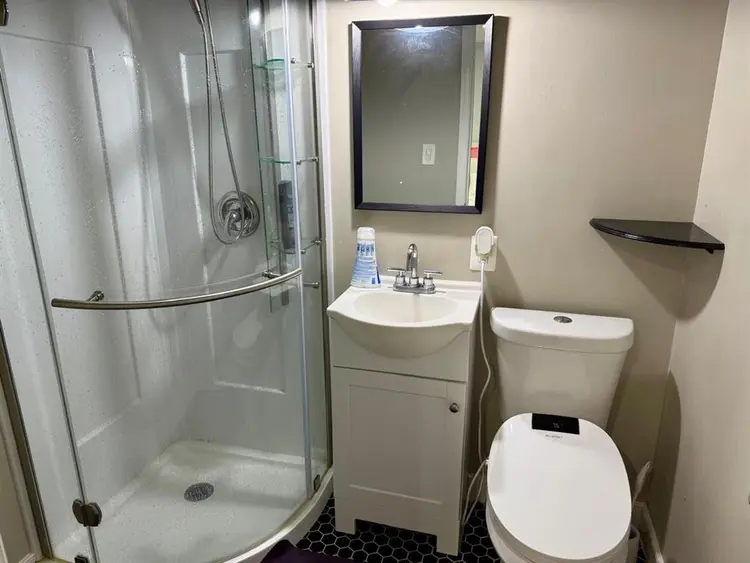 Basement en-suite- on 6th PL NE