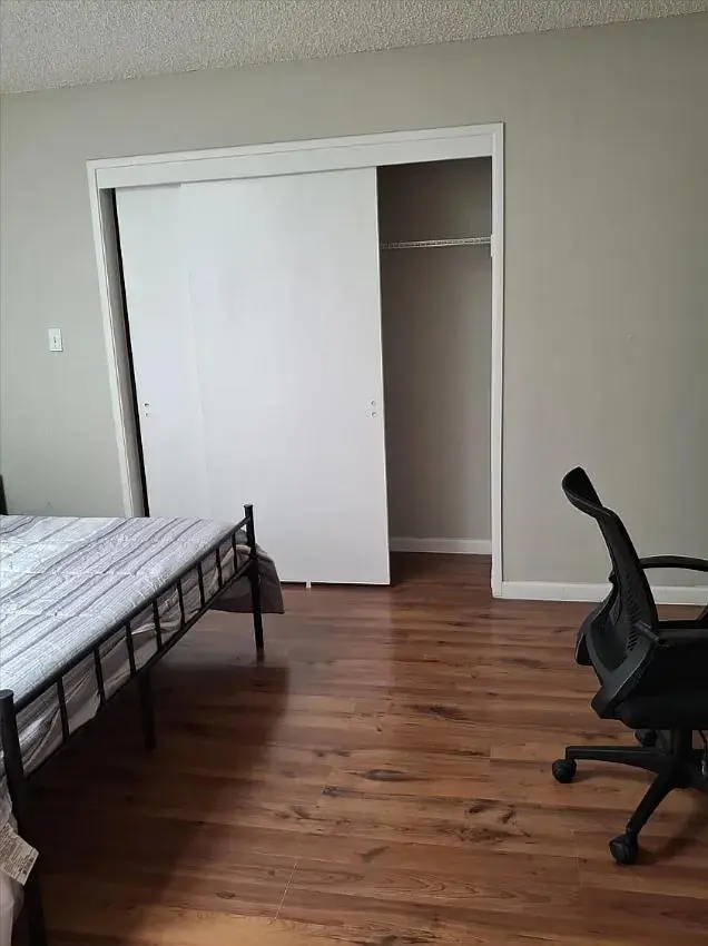 Furnished 1st-Flr Room, Utils Incl