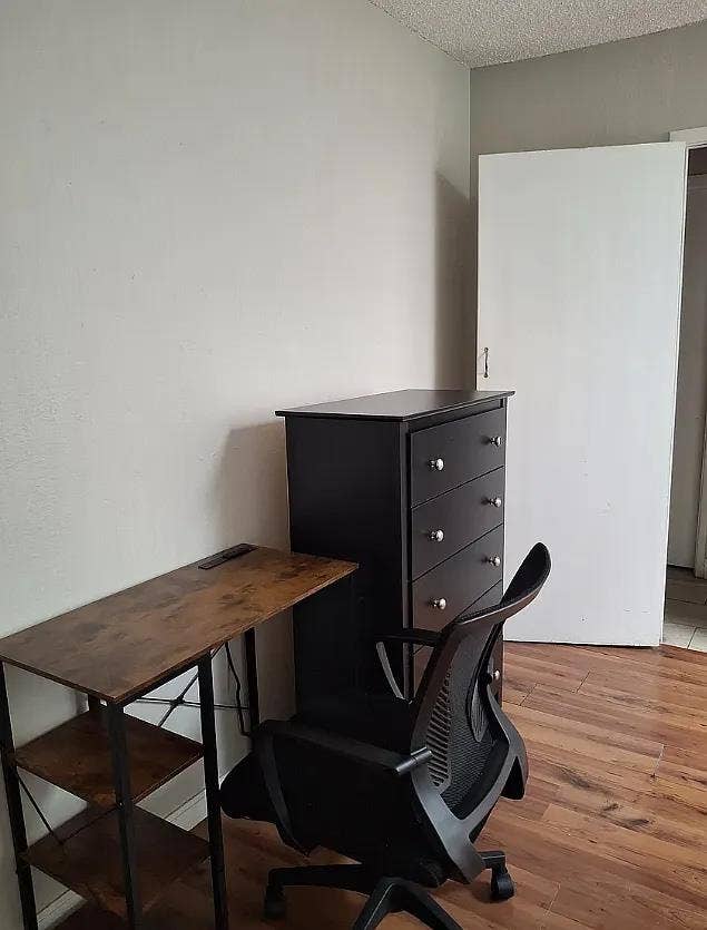 Furnished 1st-Flr Room, Utils Incl