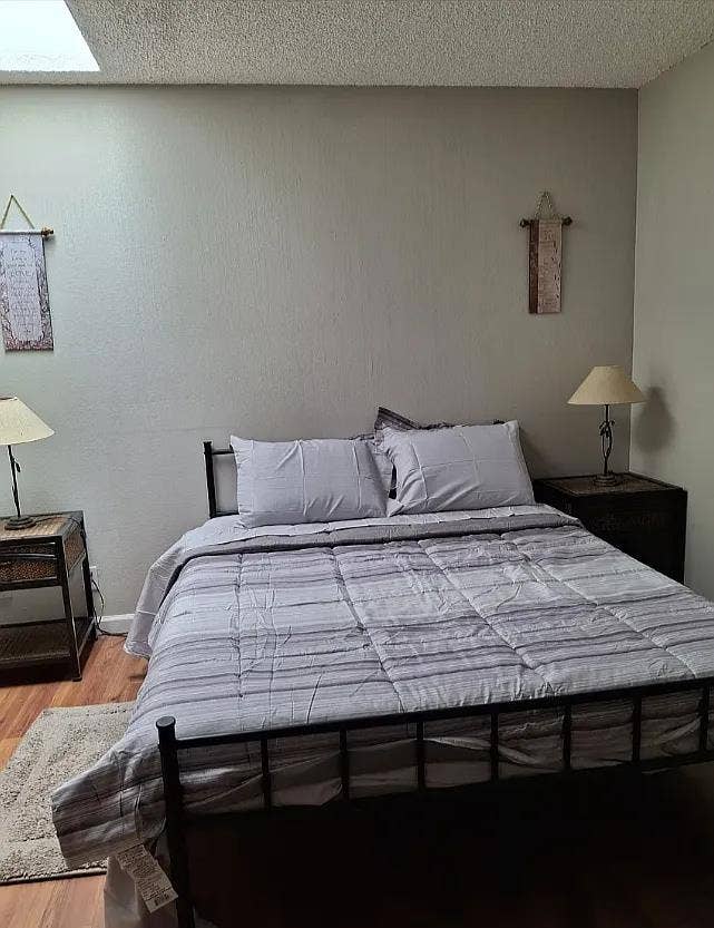 Furnished 1st-Flr Room, Utils Incl
