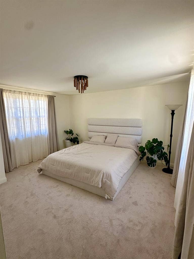 Furnished room for r with bathroom