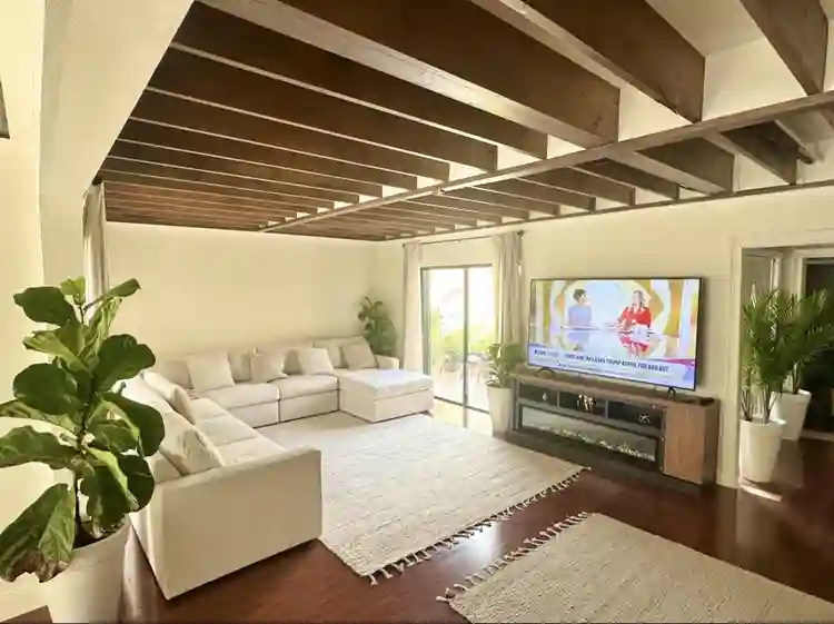 Furnished room for r with bathroom