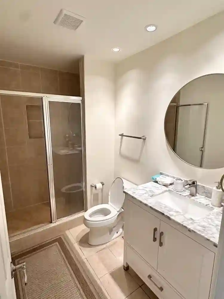 Furnished room for r with bathroom