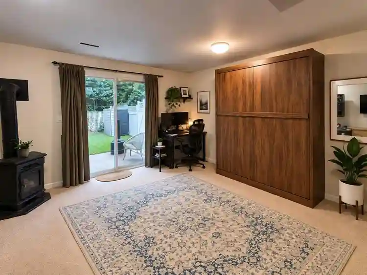3 bed + den 2 ba entire Townhouse