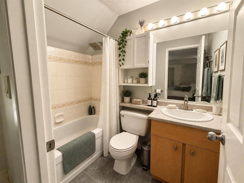 3 bed + den 2 ba entire Townhouse