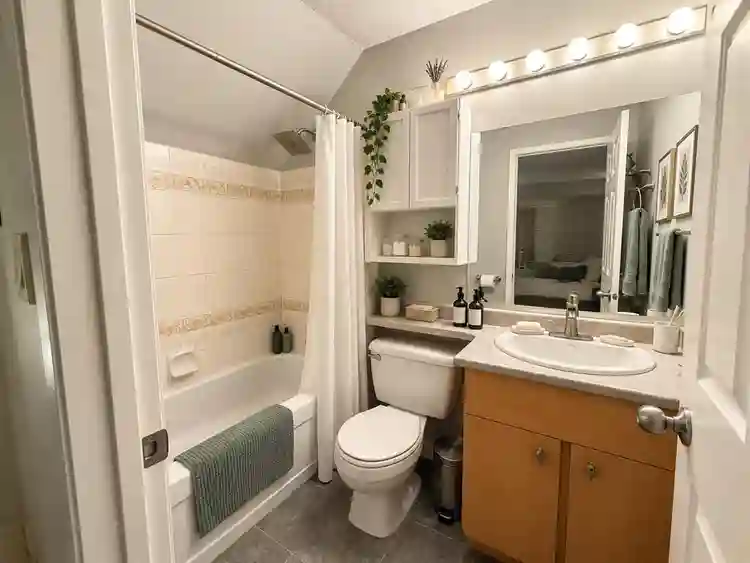 3 bed + den 2 ba entire Townhouse