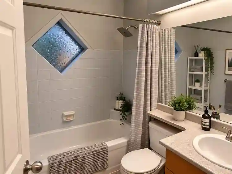 3 bed + den 2 ba entire Townhouse