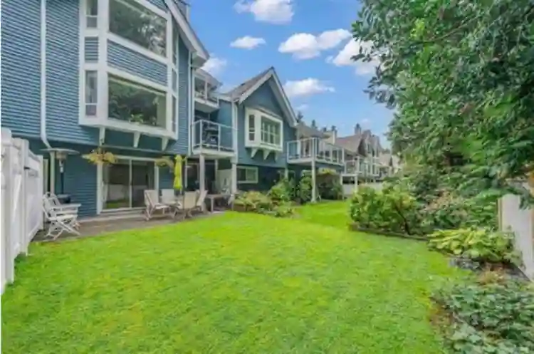 3 bed + den 2 ba entire Townhouse
