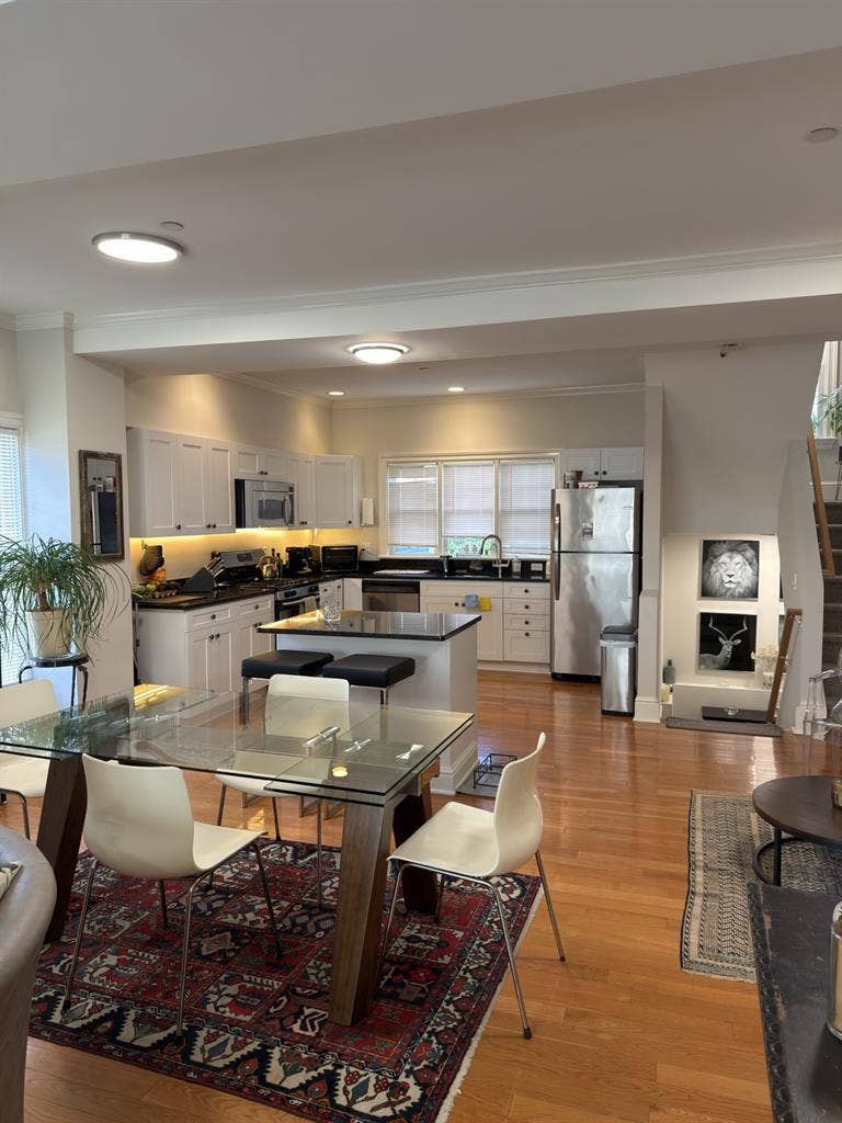Private large 3rd fl suite & Garage