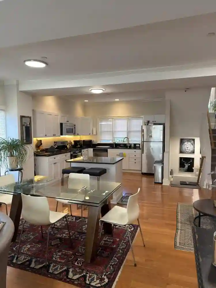 Private large 3rd fl suite & Garage