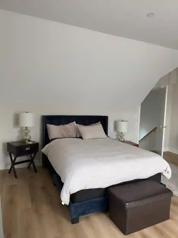 Private large 3rd fl suite & Garage